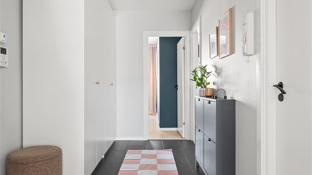 Innbydende entré med elektrisk gulvvarme og god plass til oppbevaring av yttertøy og sko.