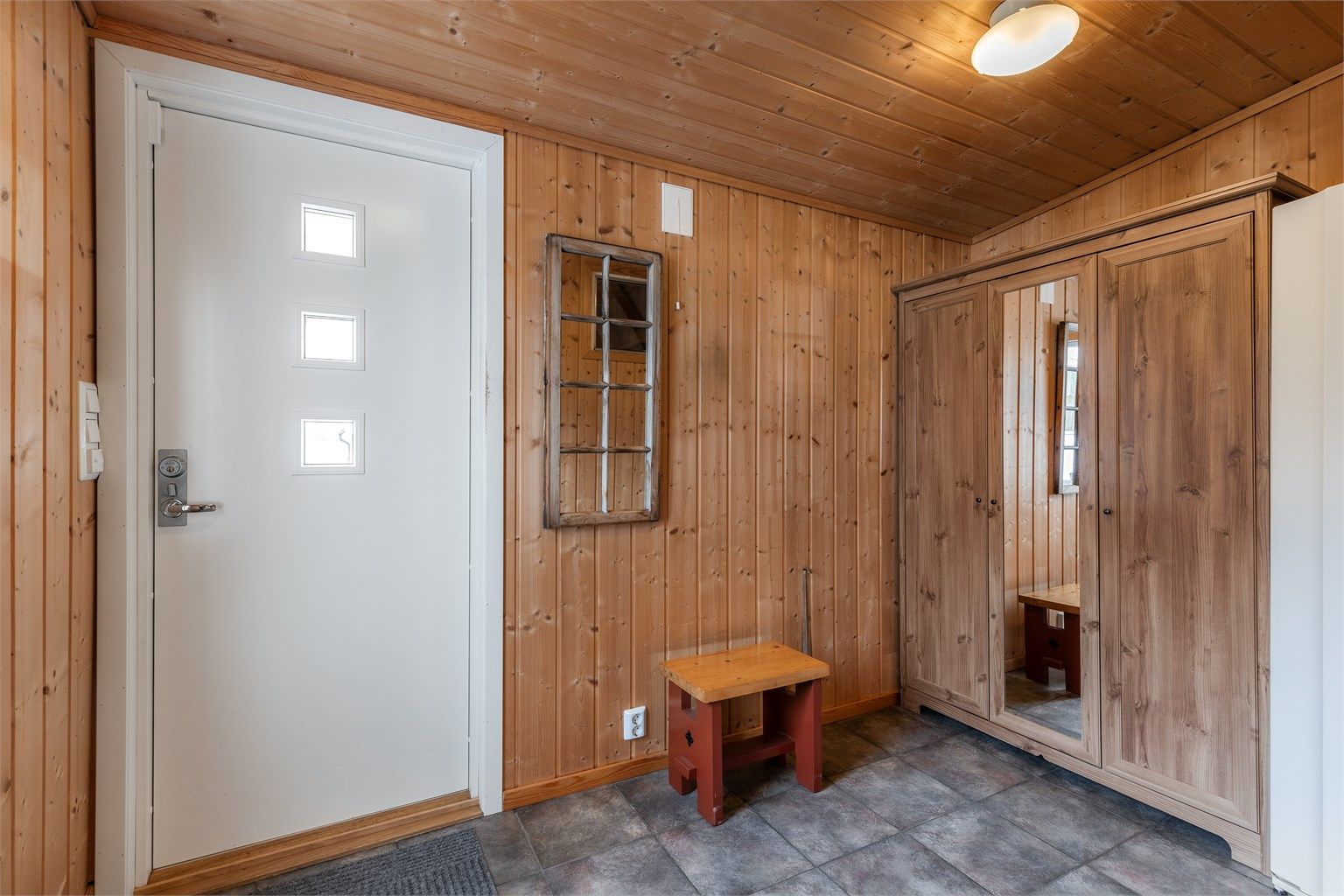 Boligen har en romslig entré med god plass til skap og kommoder for oppbevaring av ytterklær og sko. (Entreen har godkjente tegninger fra 2007, men ikke ferdigattest/midl.brukstillatelse)