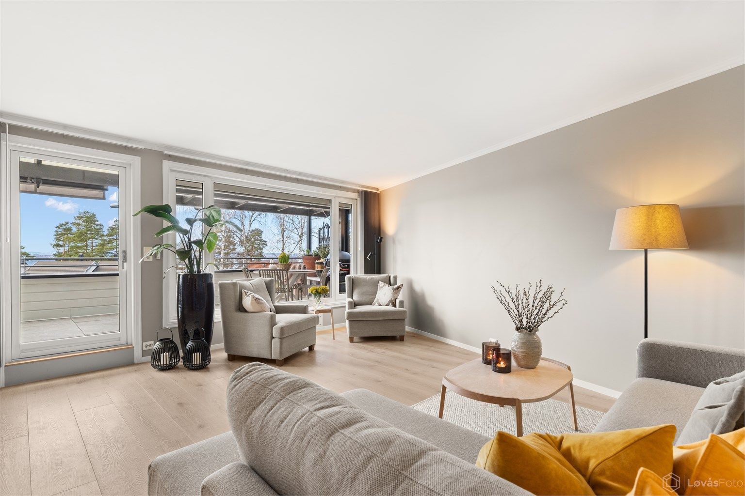 Fra stuen er det direkte utgang til en terrasse på 22 kvm.