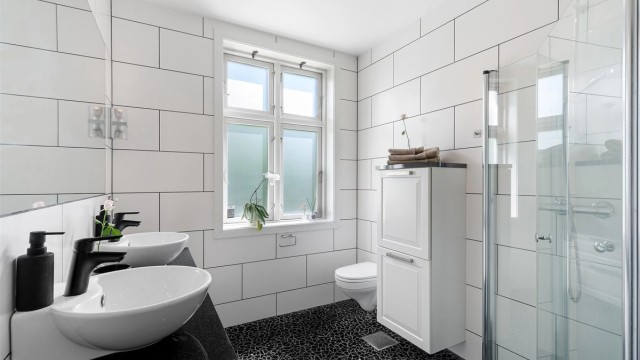 Romslig familiebad med dobbel servant, dusj og wc