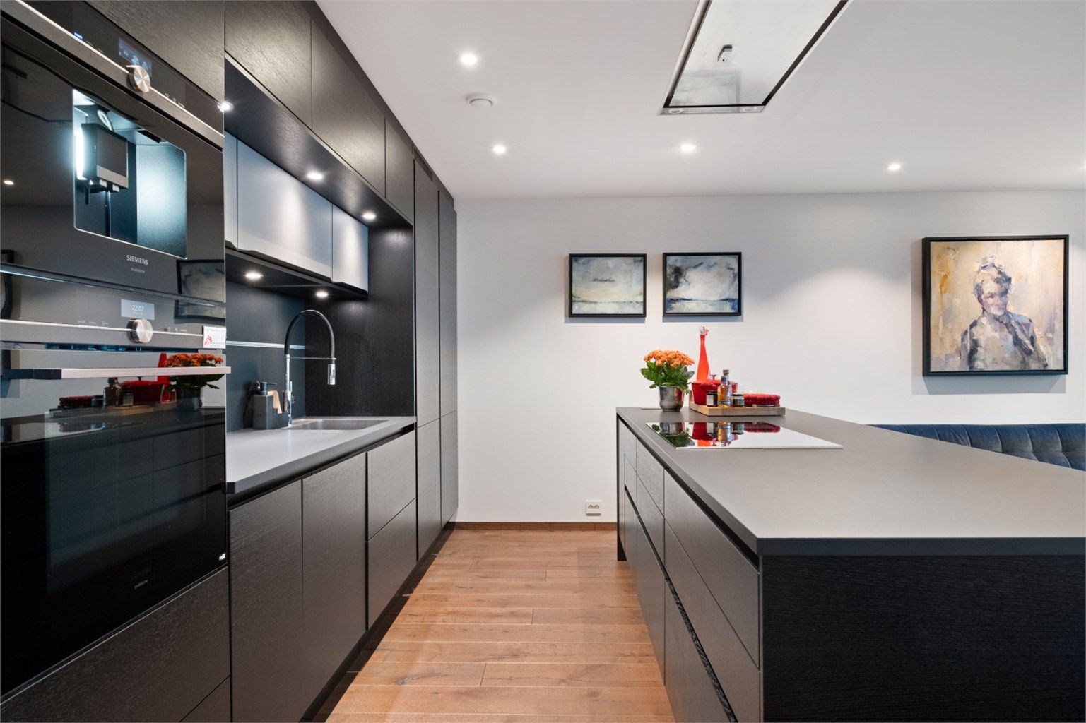 Kjøkkenet har integrert kjøleskap, fryseskap, oppvaskmaskin, induksjonstopp, vinskap, kaffemaskin samt stekeovn/kombiovn. 