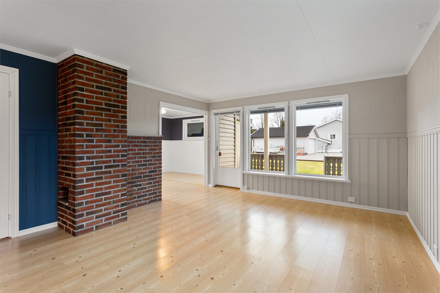 Utgang fra stuen til østvendt terrasseplatting