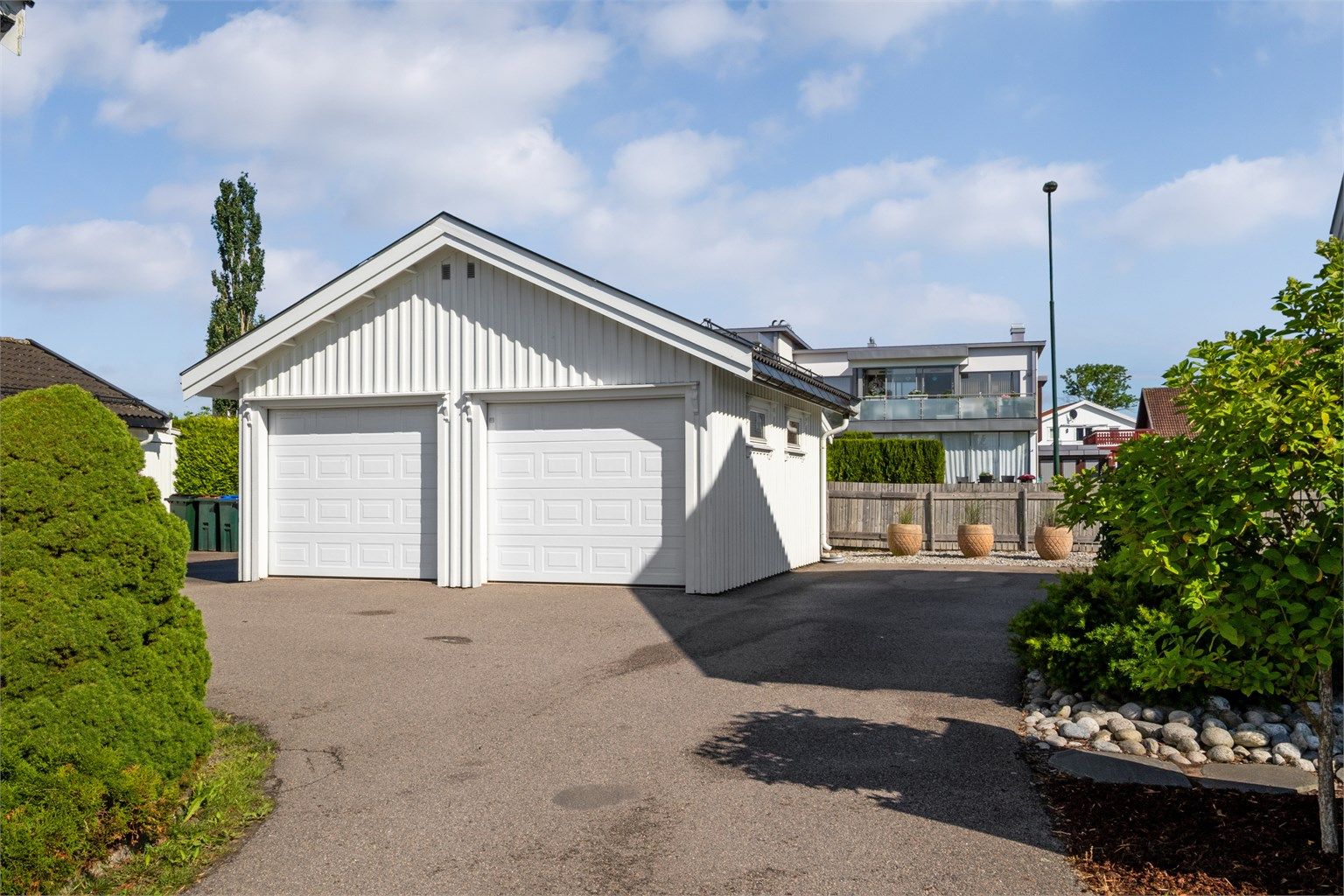 Det er parkering i en frittstående dobbelgarasje med elektriske portåpnere og et samlet areal på ca. 33 kvm.