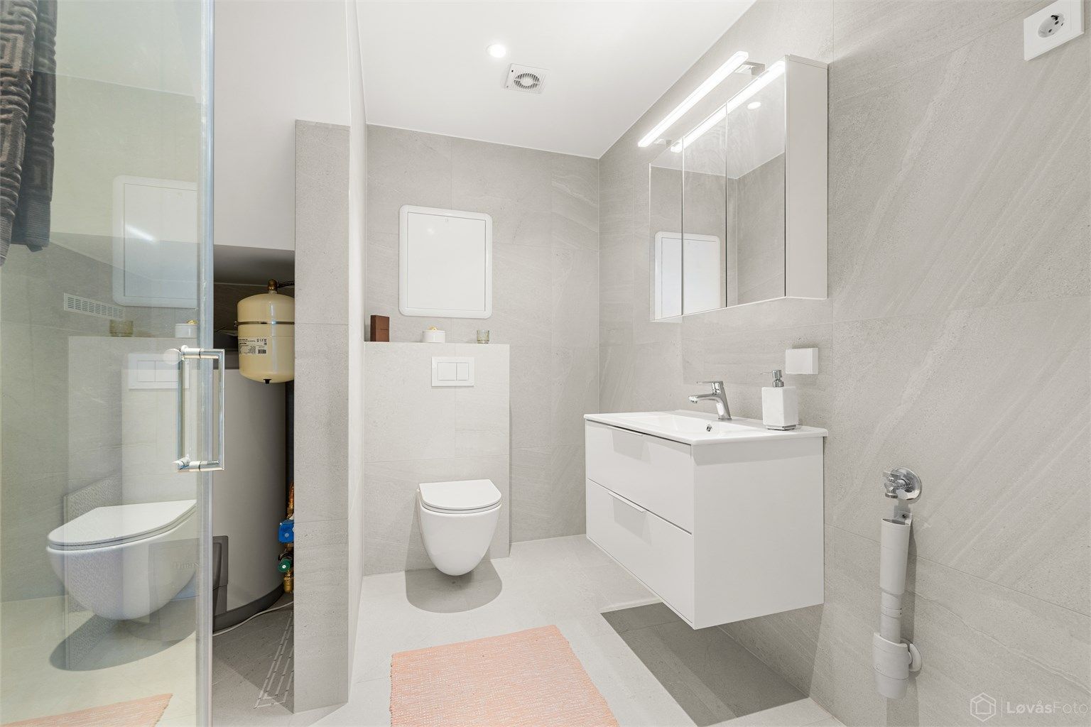 Nytt flislagt bad i 2024 med gulvvarme og opplegg for vaskemaskin