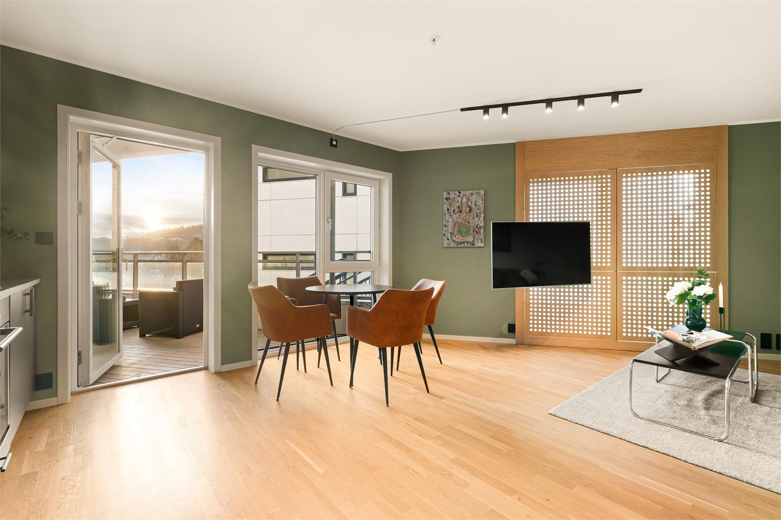 Lys og moderne stue på nesten 28 kvm med åpen løsning mot spiseplass samt utgang til balkong