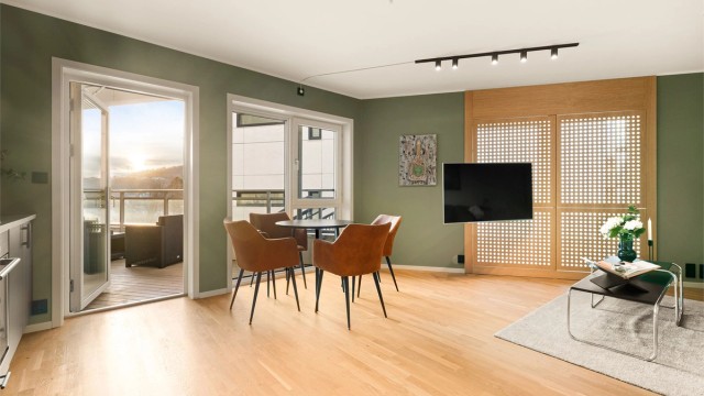 Lys og moderne stue på nesten 28 kvm med åpen løsning mot spiseplass samt utgang til balkong