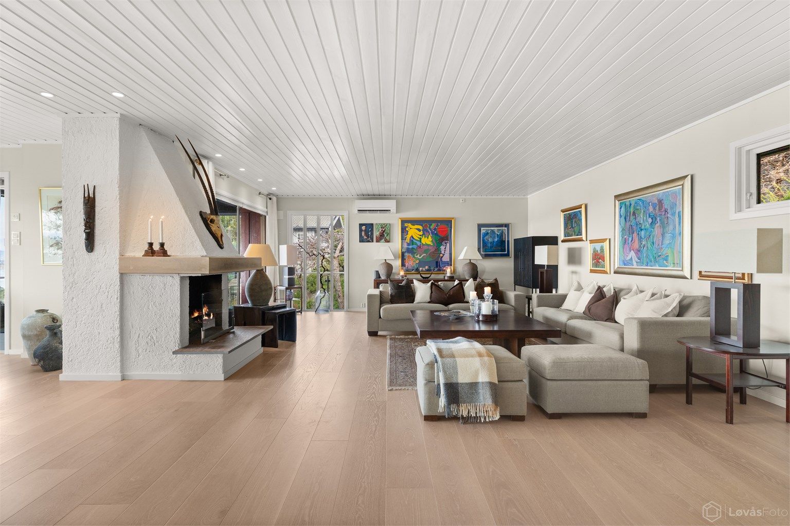 Stuen ble pusset opp i 2015 med bl.a. ny 1-stavs eikeparkett, downlights og oppmaling av veggflater i dus beigefarge