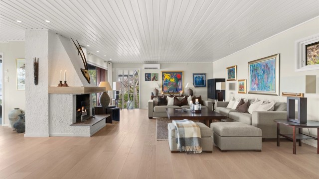 Stuen ble pusset opp i 2015 med bl.a. ny 1-stavs eikeparkett, downlights og oppmaling av veggflater i dus beigefarge