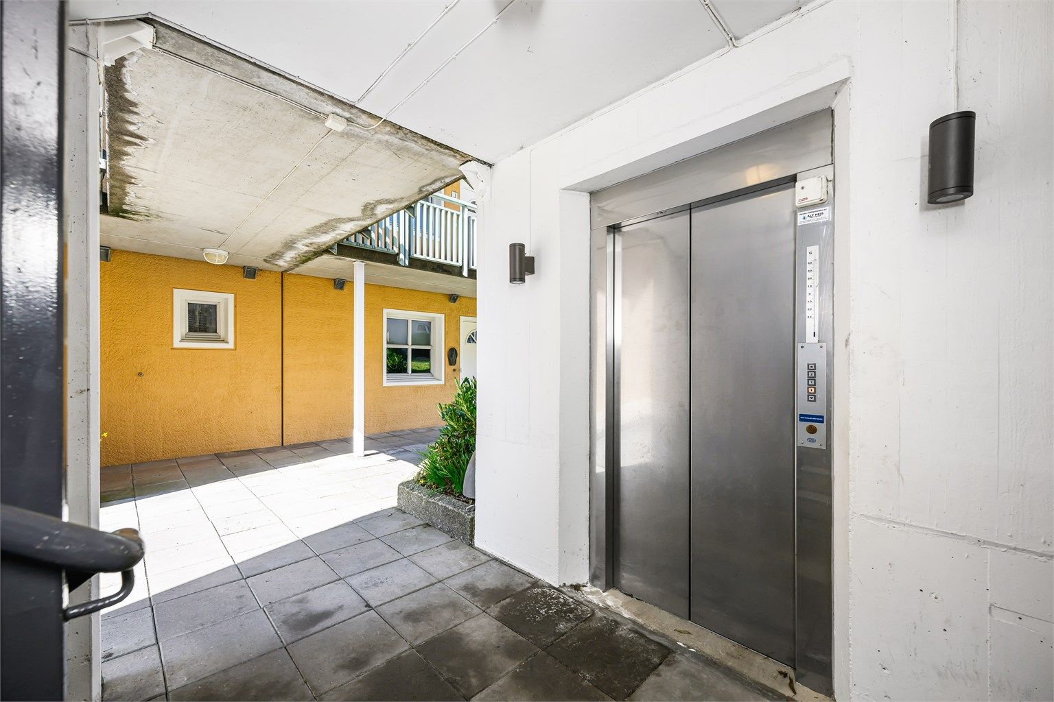 Heis fra garasjen og opp på gateplan hvor gangvei tar deg trappefri videre til leiligheten. 