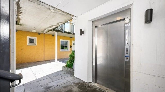 Heis fra garasjen og opp på gateplan hvor gangvei tar deg trappefri videre til leiligheten.