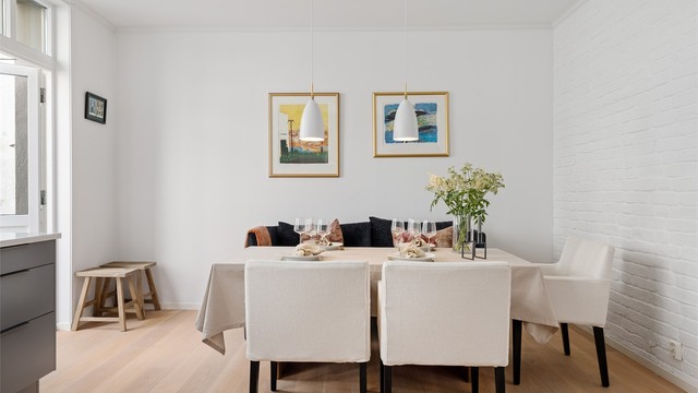 Kjøkkenet er et naturlig samlingspunkt med god plass til en stor spisestue.