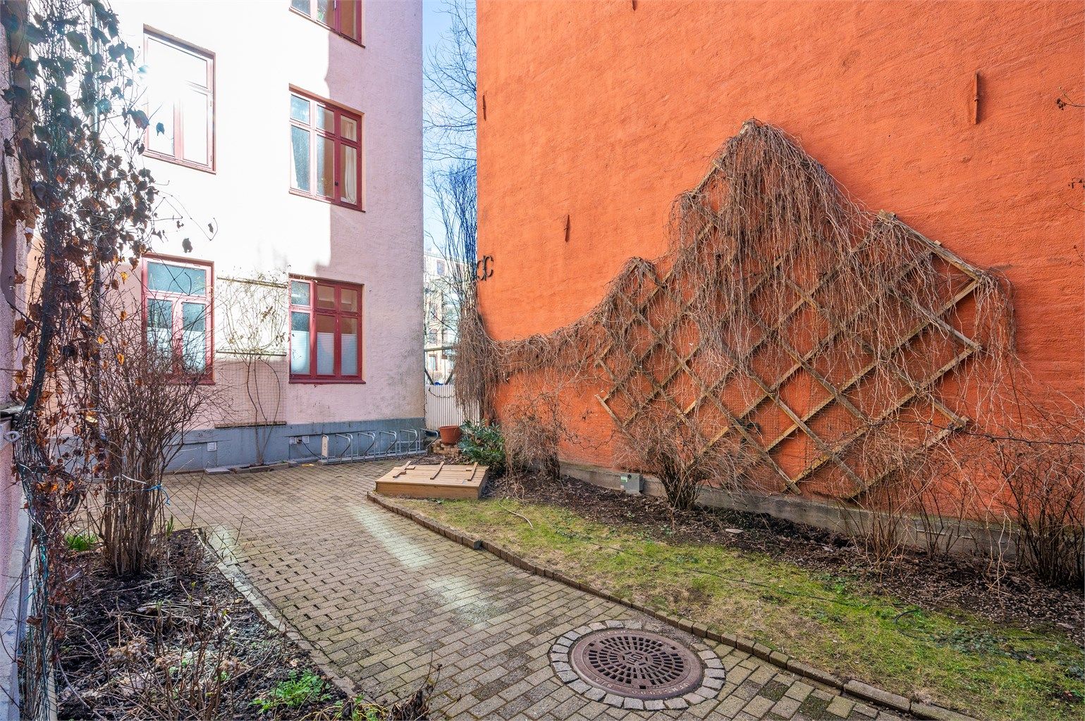 En rolig og tilbaketrukket bakgård, skjermet fra byens puls.