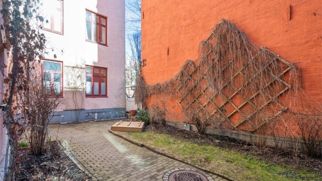 En rolig og tilbaketrukket bakgård, skjermet fra byens puls.