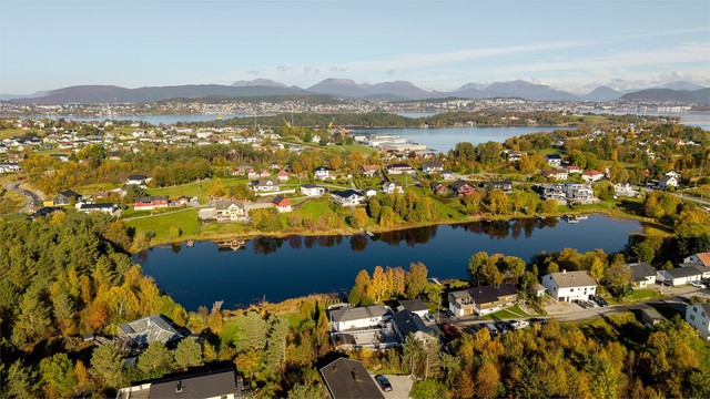 Fra Fiskarstranda er det trygg gangavstand til Rørstadmarka skole og flotte turmuligheter på Sulafjellet.