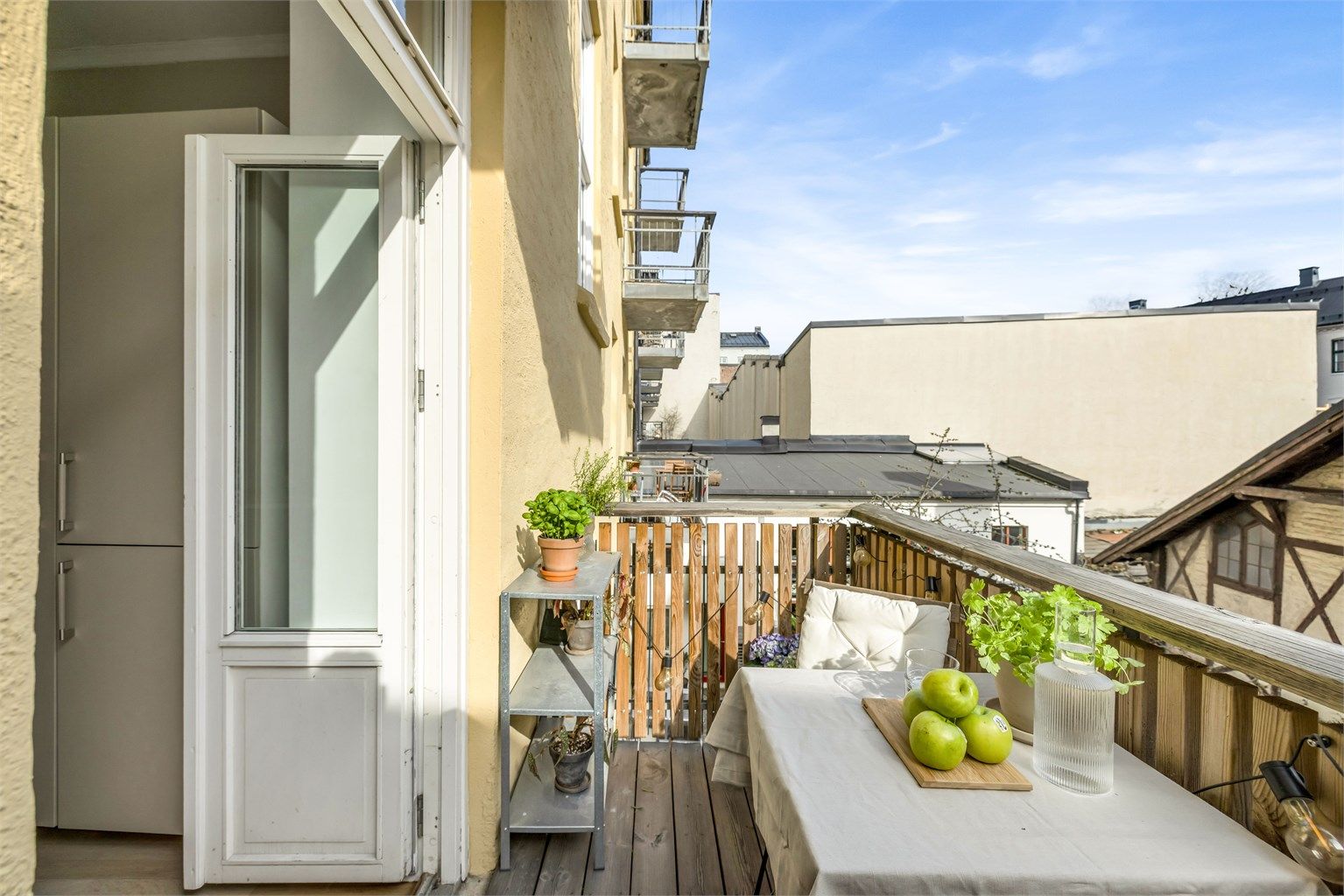 Balkongen ligger rolig til, vendt mot hyggelig bakgård.
