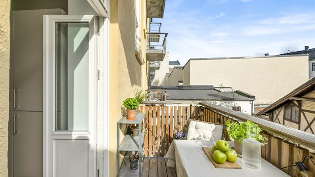 Balkongen ligger rolig til, vendt mot hyggelig bakgård.