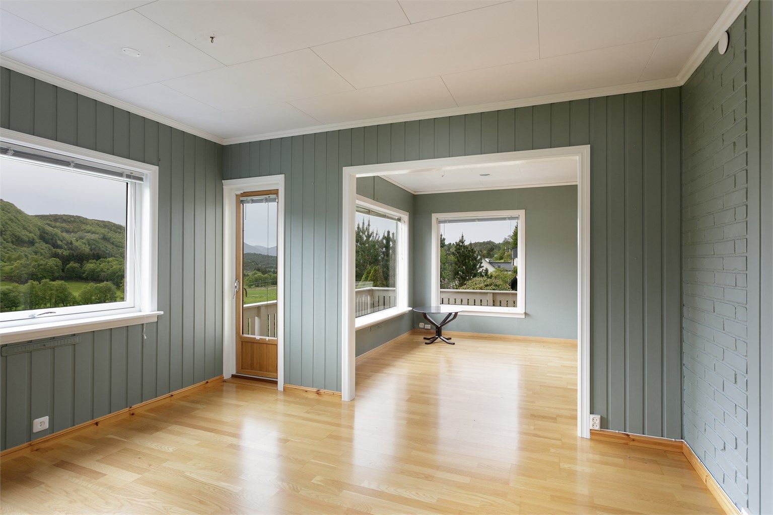 Spisestue/stue i hovedetasjen med utgang til balkong