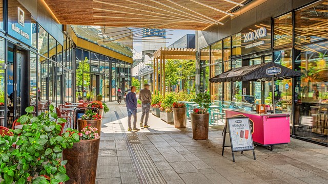 Et variert utvalg av spisesteder og kaféer finnes i nærområdet.