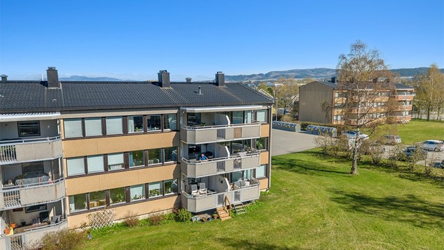 Det er kort gangavstand til flere barnehager. For skolebarn ligger Strindheim skole innen ca. 10 minutters gange, og det er også gode forbindelser til både Blussuvoll ungdomsskole, Rosenborg skole og videregående skoler som Strinda og Cissi Klein.