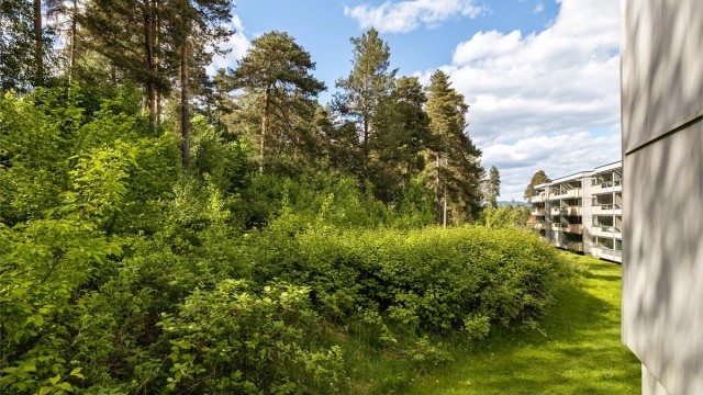 Leiligheten ligger skjermet til, med felles grøntarealer og natur rett utenfor.