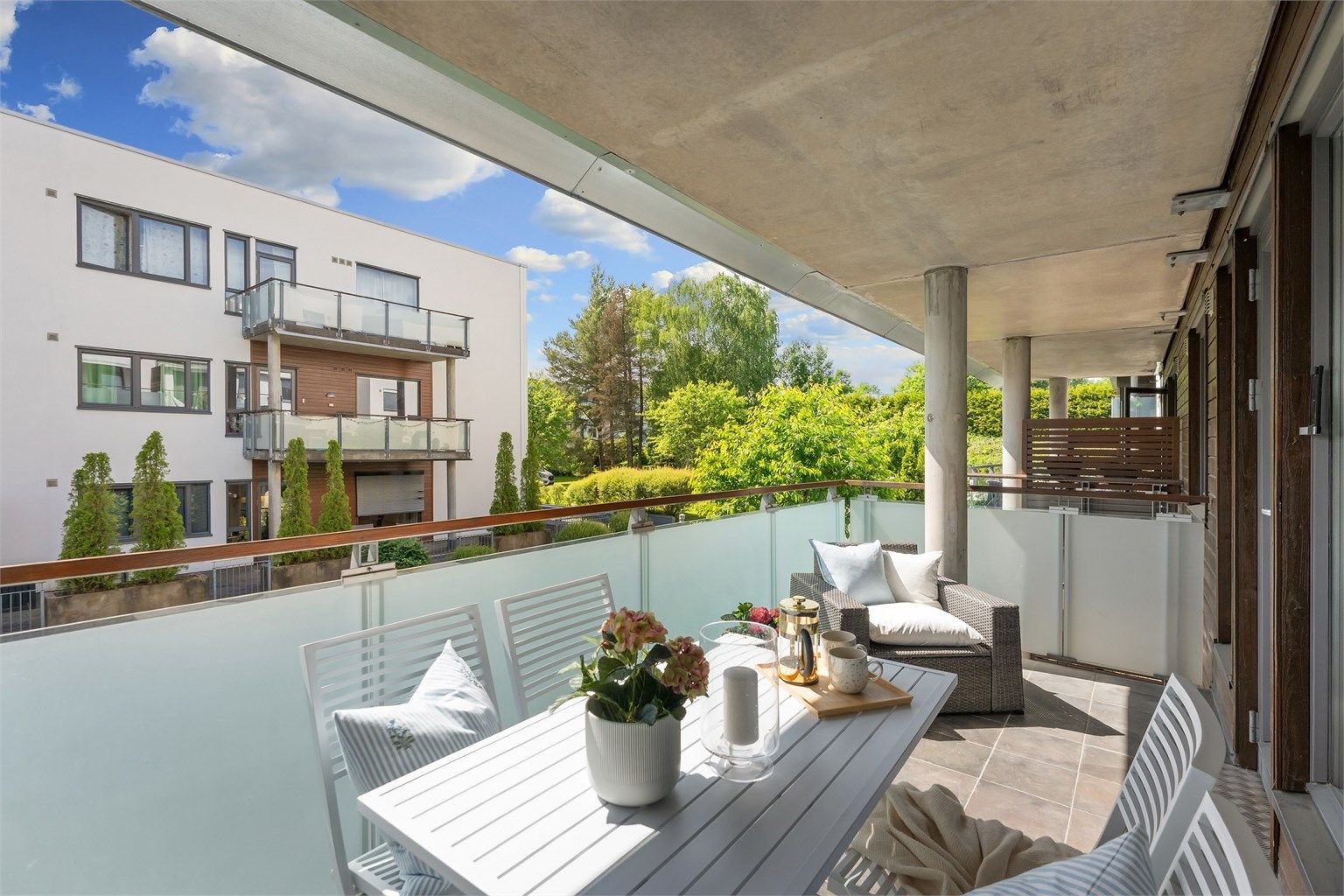 Balkongen på ca. 9,5 m² har flislagt dekke og plass til sittegruppe