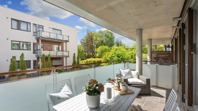 Balkongen på ca. 9,5 m² har flislagt dekke og plass til sittegruppe