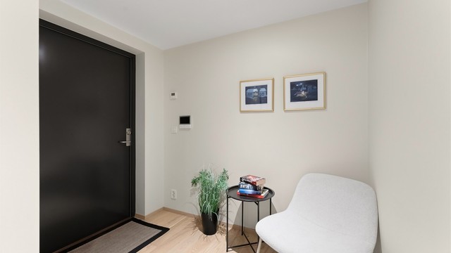 Gjennomgående lys eikeparkett og moderne overflater.