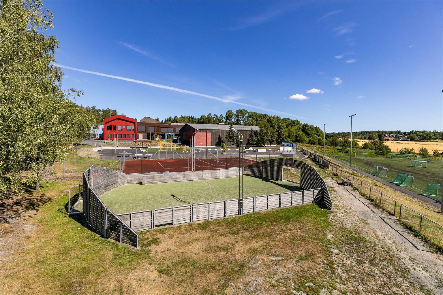 Rett nedenfor boligen ligger både barnehage, barneskole og ungdomsskole, med tilhørende idrettsanlegg og aktivitetsmuligheter.