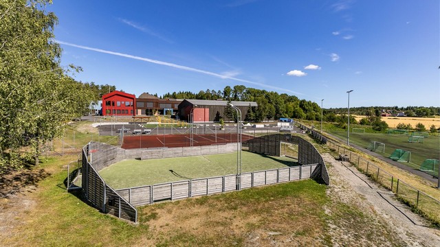 Rett nedenfor boligen ligger både barnehage, barneskole og ungdomsskole, med tilhørende idrettsanlegg og aktivitetsmuligheter.