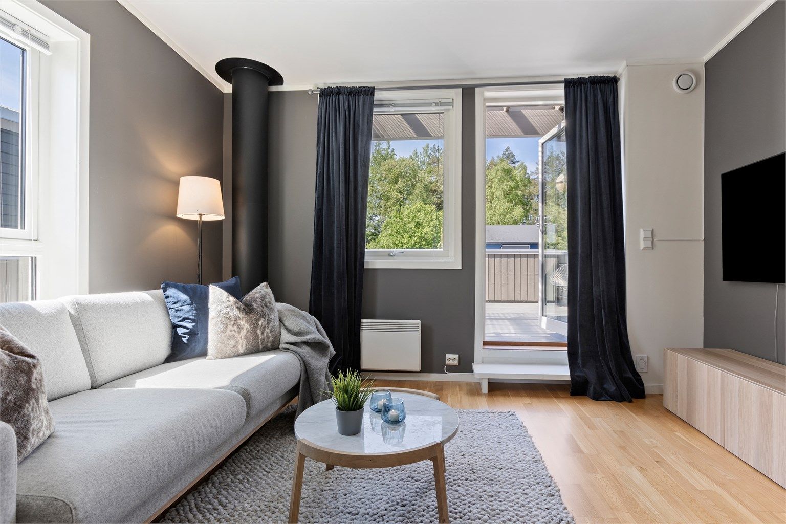 I 3. etasje finner du en lys og luftig loftstue med direkte utgang til takterrasse.