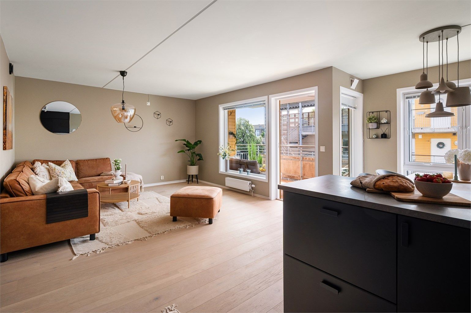 Leiligheten har en god intern beliggenhet i byggets 3. etasje samt en praktisk, funksjonell og gjennomgående planløsning.