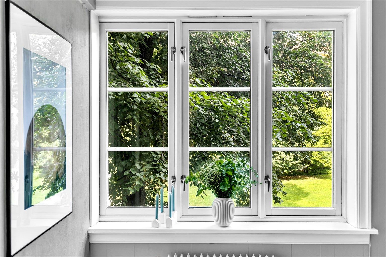 Stuen vender i sin helhet mot trafikkstille, skjermet indre gårdsrom og gir et hyggelig utsyn over fine grøntområder. 