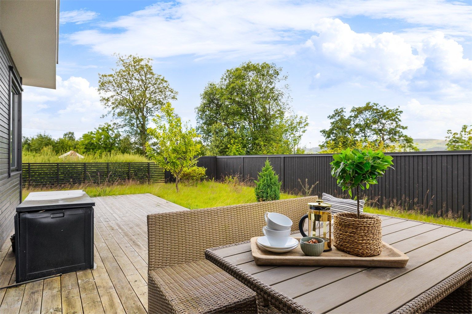 Fra stuen er det utgang til en markterrasse på 54 kvm og egen hage.
Foto: Hunter Visuals