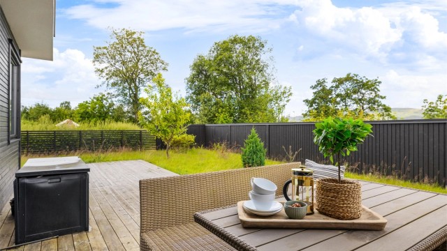 Fra stuen er det utgang til en markterrasse på 54 kvm og egen hage.
Foto: Hunter Visuals