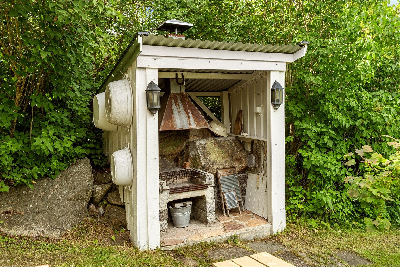 Egen grillplass bygget i hagen.