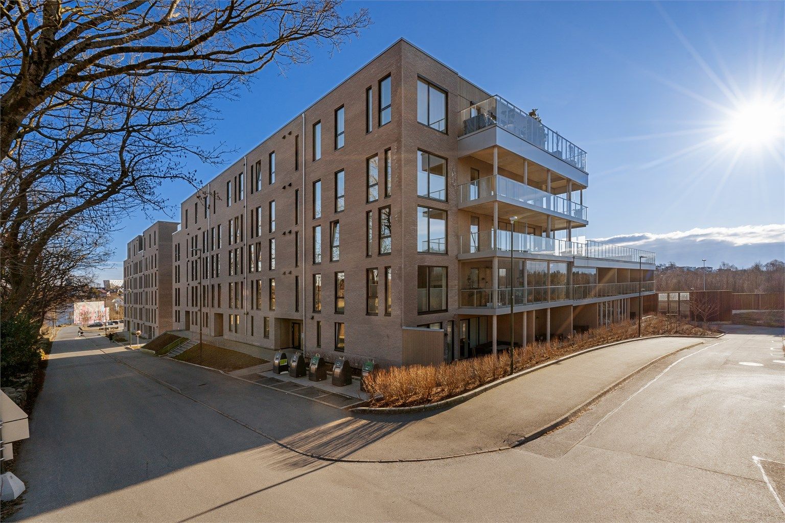 Det er trappefri adkomst og heis ned til u.etg hvor bod på 4 kvm er. Det er heis til stor felles takterrasse.  Fast parkeringsplass i garasje med mulighet for elbil-lader. 