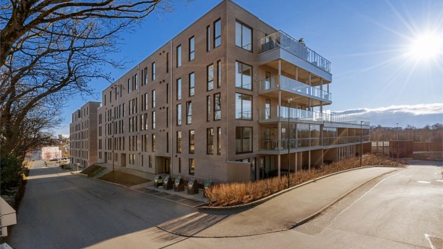 Det er trappefri adkomst og heis ned til u.etg hvor bod på 4 kvm er. Det er heis til stor felles takterrasse. Fast parkeringsplass i garasje med mulighet for elbil-lader.