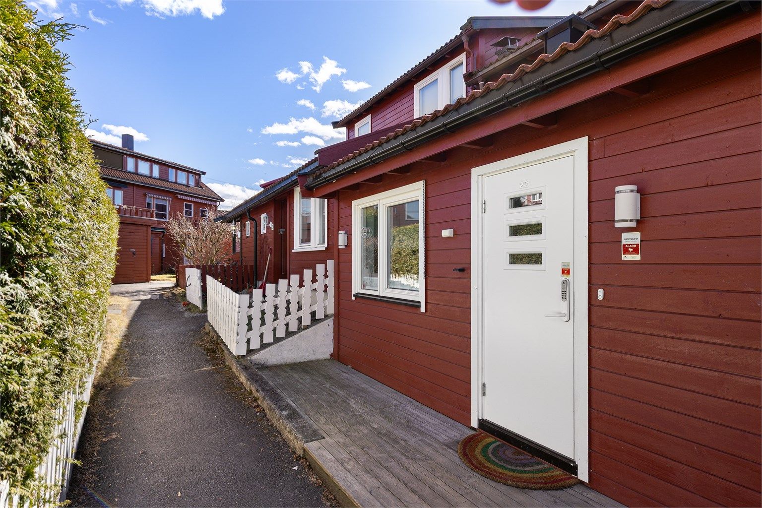 Solligrenda er et unikt og bilfritt boligfelt, med meget barnevennlig beliggenhet. Lekeplassen ligger rett bak huset, perfekt for de yngste