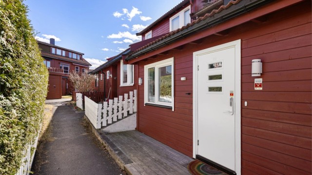 Solligrenda er et unikt og bilfritt boligfelt, med meget barnevennlig beliggenhet. Lekeplassen ligger rett bak huset, perfekt for de yngste
