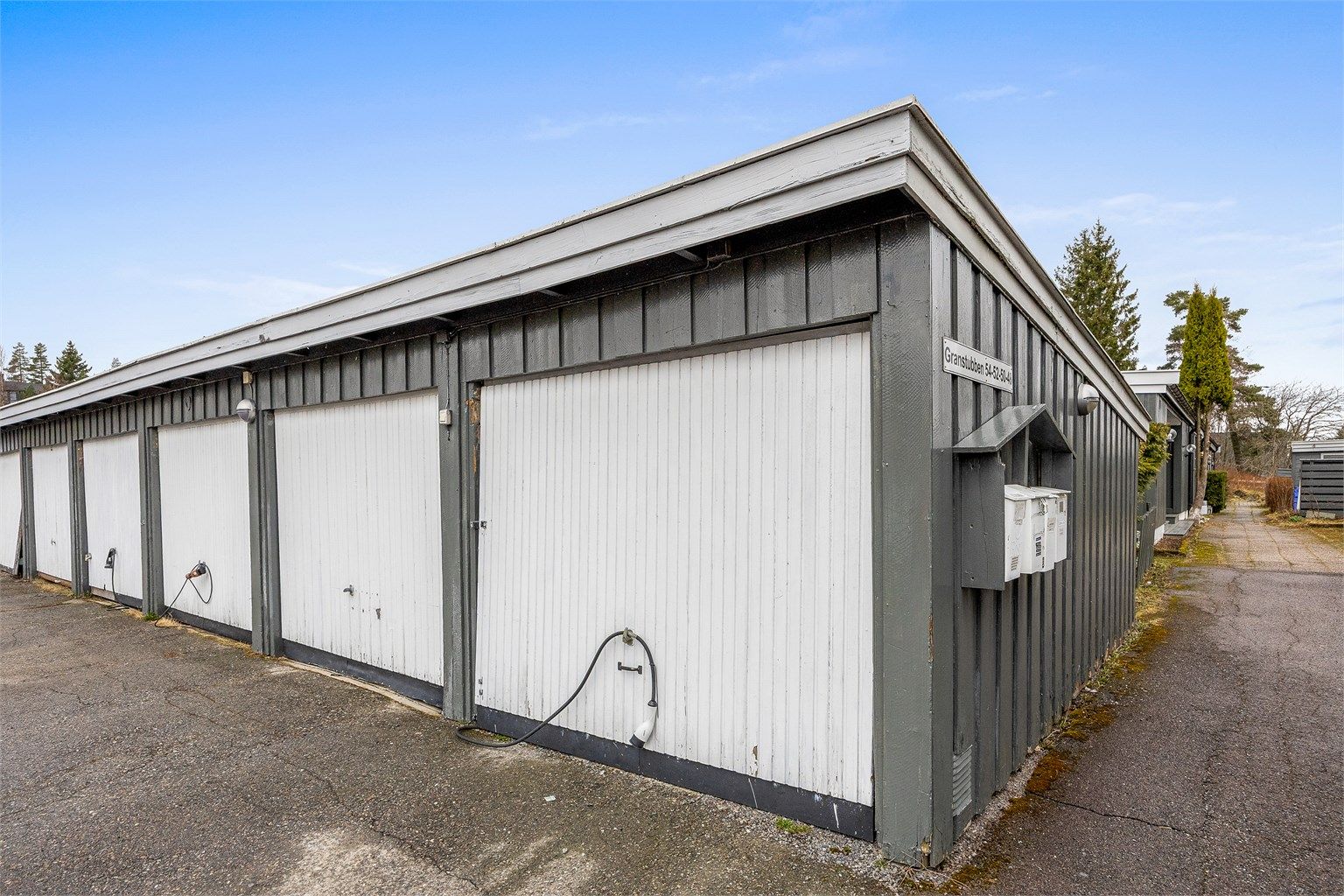 Det medfølger en biloppstillingsplass i felles garasjebygg.