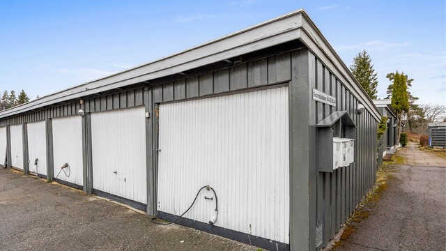 Det medfølger en biloppstillingsplass i felles garasjebygg.