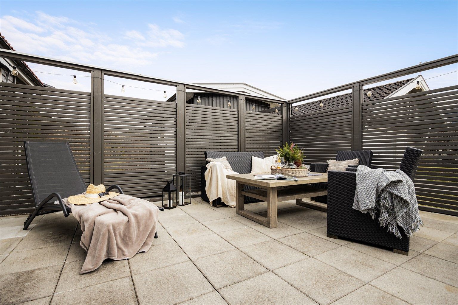 Uteplassen har god plass til sittegruppe og egner seg godt for sosiale sammenkomster