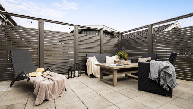 Uteplassen har god plass til sittegruppe og egner seg godt for sosiale sammenkomster