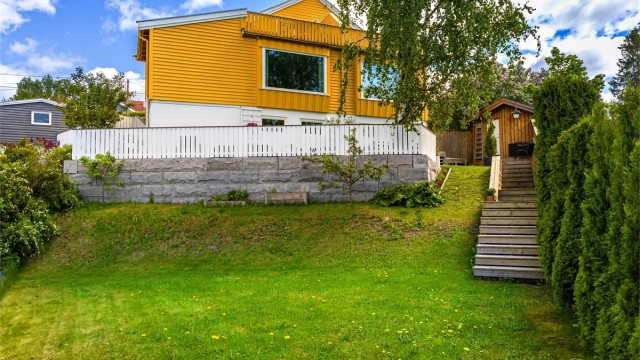 Boligen har flotte nydelige uteplasser både med takterrasse, uteplass og frodig hage med bærbusker og frukttrær