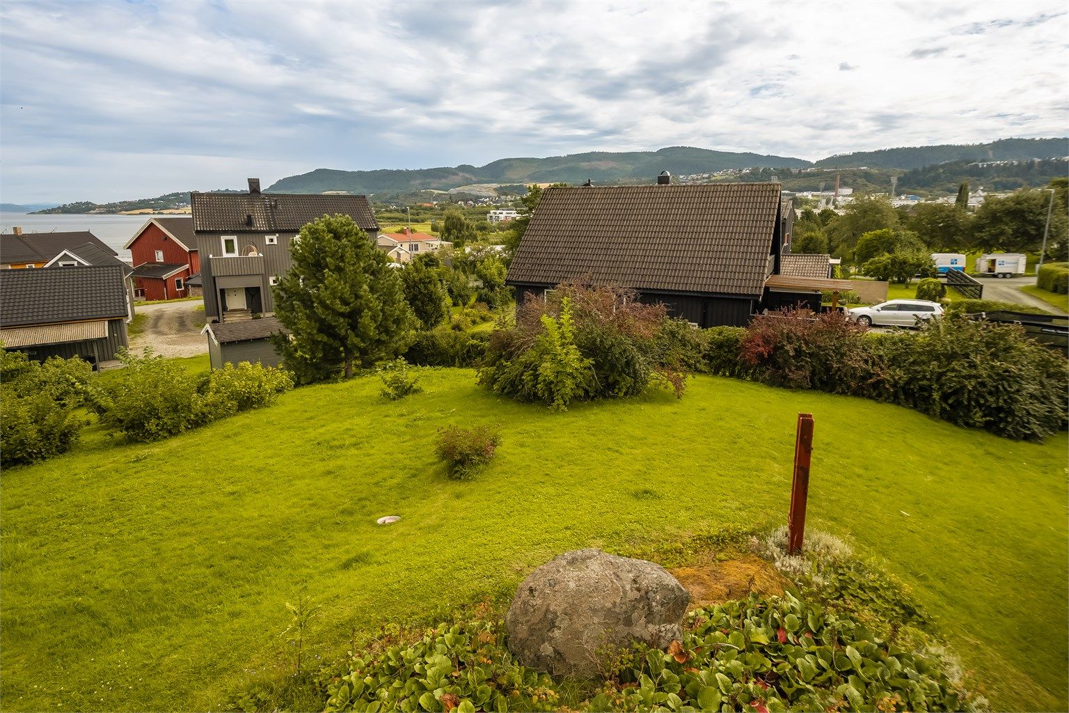 Nærområdet har flere dagligvarebutikker samt Grilstadporten kjøpesenter hvor det er dagligvarehandel, apotek, frisør, treningssenter, post, blomsterbutikk m.m. Her er det også søndagsåpen butikk. Beveger du deg ut til Grilstad Marina finner du Flipper. 