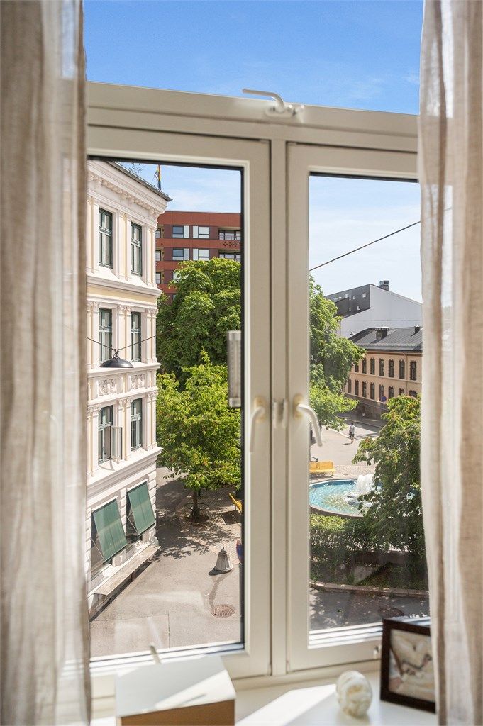 Den vakre murgården fra 1897 danner en historisk ramme rundt et hjem med tidløs karakter og sjel.