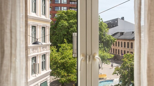 Den vakre murgården fra 1897 danner en historisk ramme rundt et hjem med tidløs karakter og sjel.