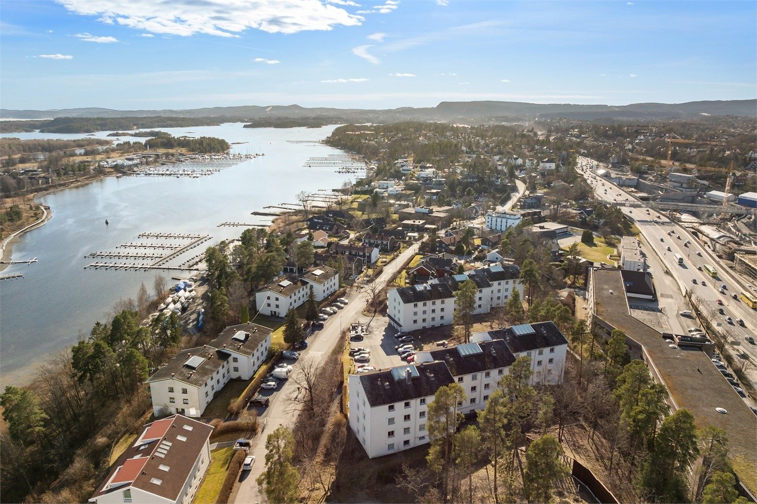 En beliggenhet som kombinerer nærhet til sjøen med effektiv kommunikasjon til Oslo og omegn.