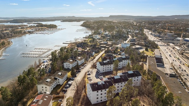 En beliggenhet som kombinerer nærhet til sjøen med effektiv kommunikasjon til Oslo og omegn.