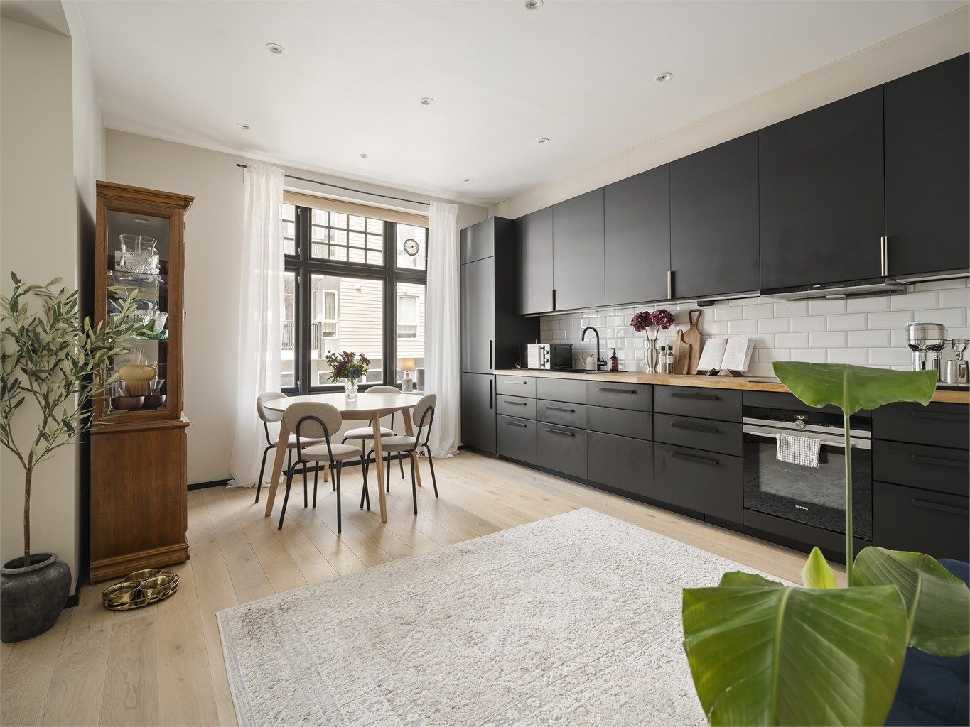 Stor himlingshøyde på over 2,8 meter gir volum og en luftig romfølelse. Et rikt antall innfelte spotter lyssetter effektfullt.